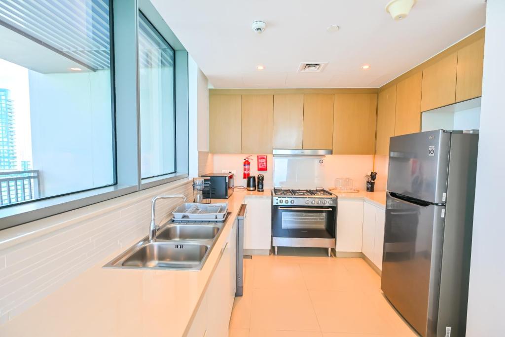 Farwell & Gervase - 3BR with Exclusive Sea Views in 5242 Marina