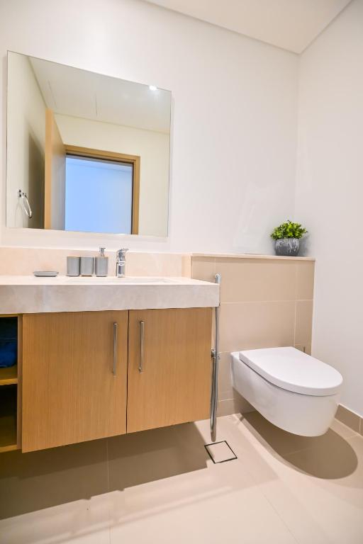 Farwell & Gervase - 3BR with Exclusive Sea Views in 5242 Marina