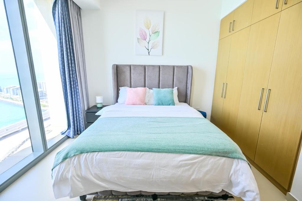 Farwell & Gervase - 3BR with Exclusive Sea Views in 5242 Marina