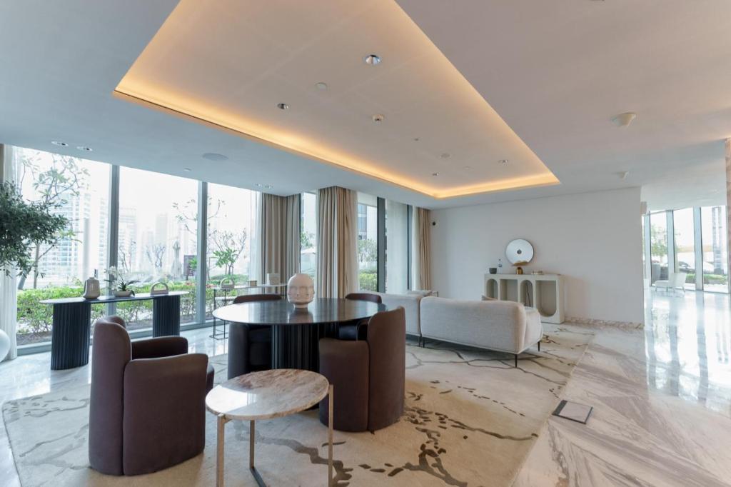 Farwell & Gervase - 3BR with Exclusive Sea Views in 5242 Marina