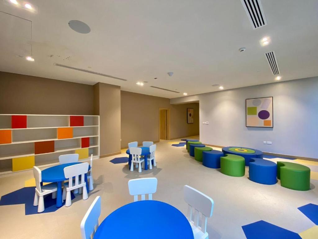 Farwell & Gervase - 3BR with Exclusive Sea Views in 5242 Marina