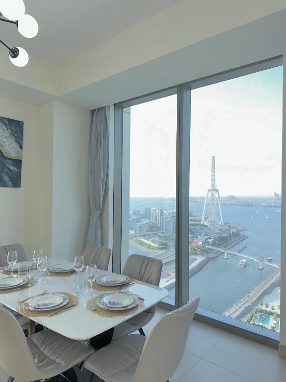 Farwell & Gervase - 3BR with Exclusive Sea Views in 5242 Marina