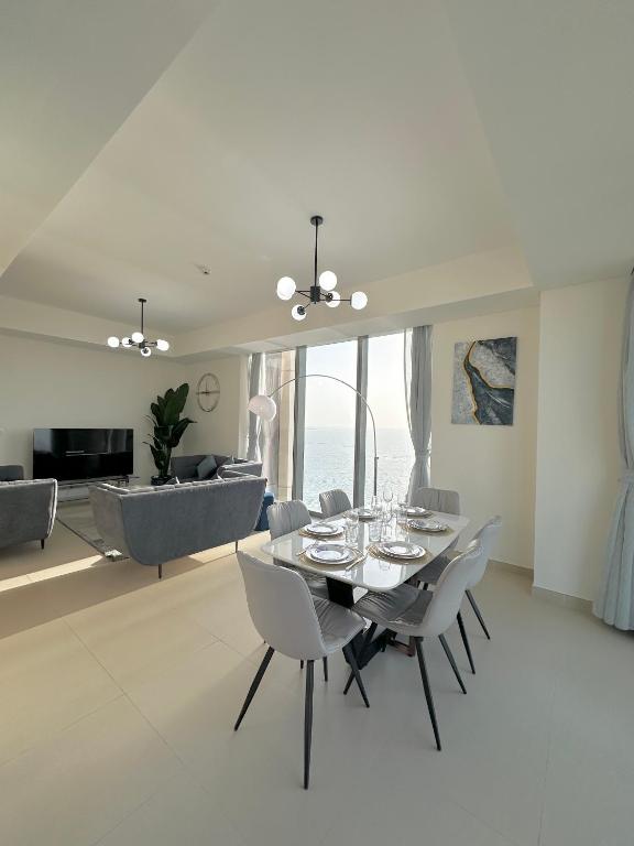 Farwell & Gervase - 3BR with Exclusive Sea Views in 5242 Marina