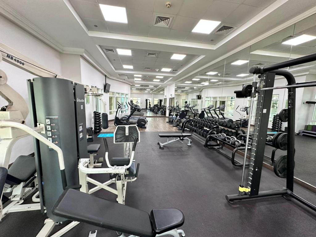 هتل استی این د لاکژری مارینا کراون تاور واک تو باراستی بیچ - Stay in the Luxury Marina Crown Tower walk to Barasti Beach