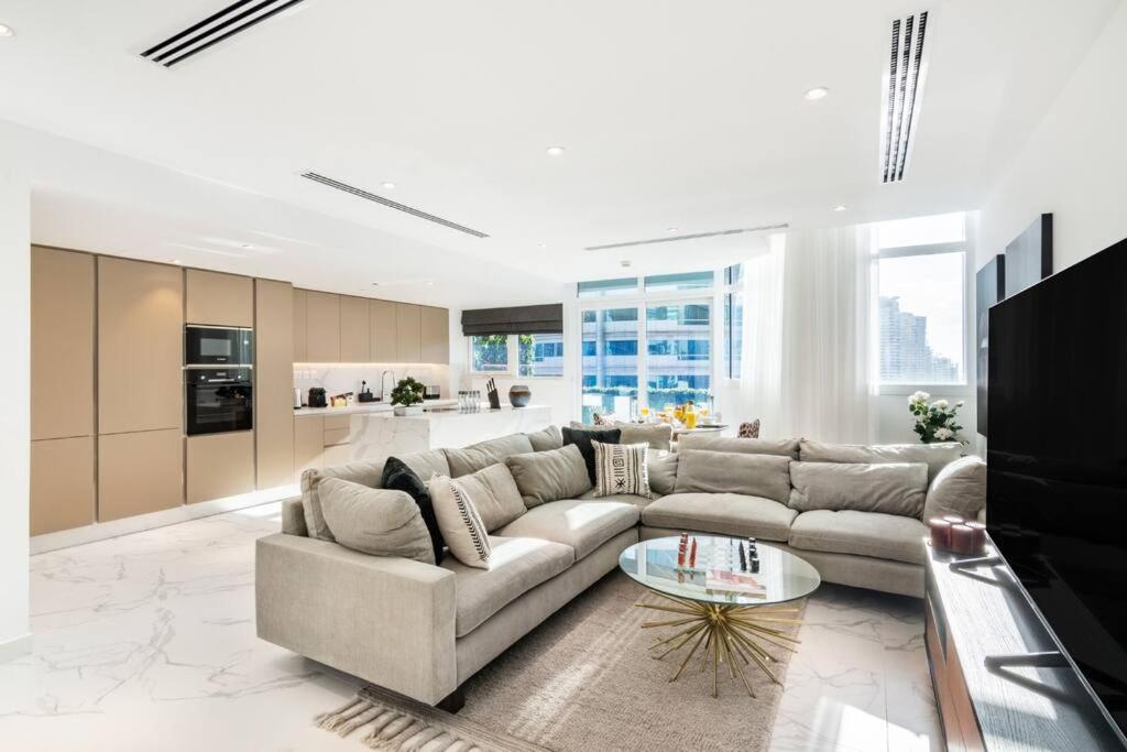 هتل فِرست کلاس ۴ بی آر این د هارت آف مارینا دبی - FIRST CLASS 4BR In the Heart of Marina Dubai