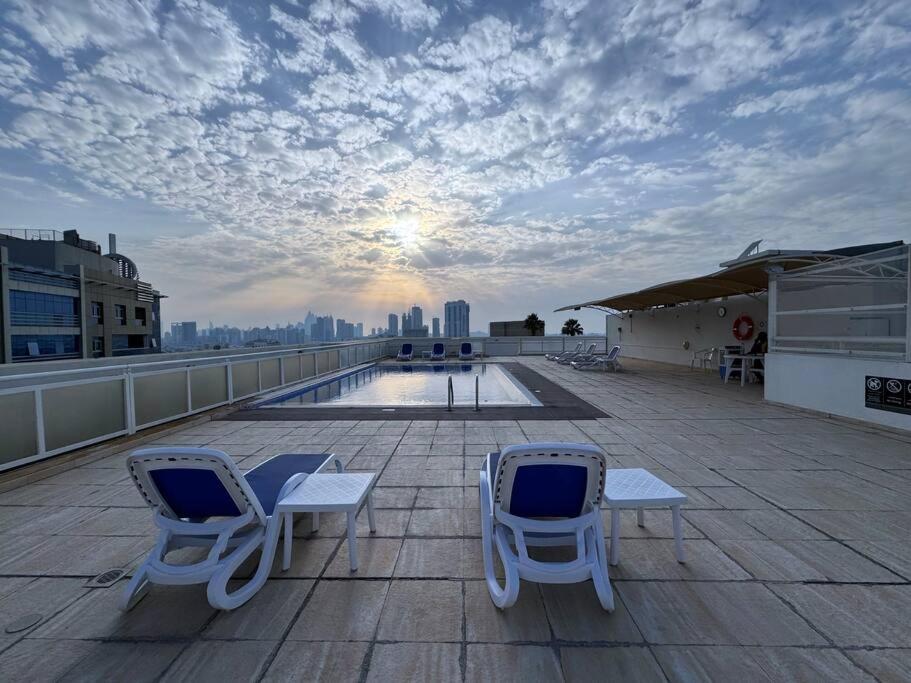 هتل گت روفتاپ پول ات ۲بی آر آپ تی نیر مال آف امارات ۴۱۱ - Get Rooftop Pool at 2BR APT Near Mall Of Emirates 411