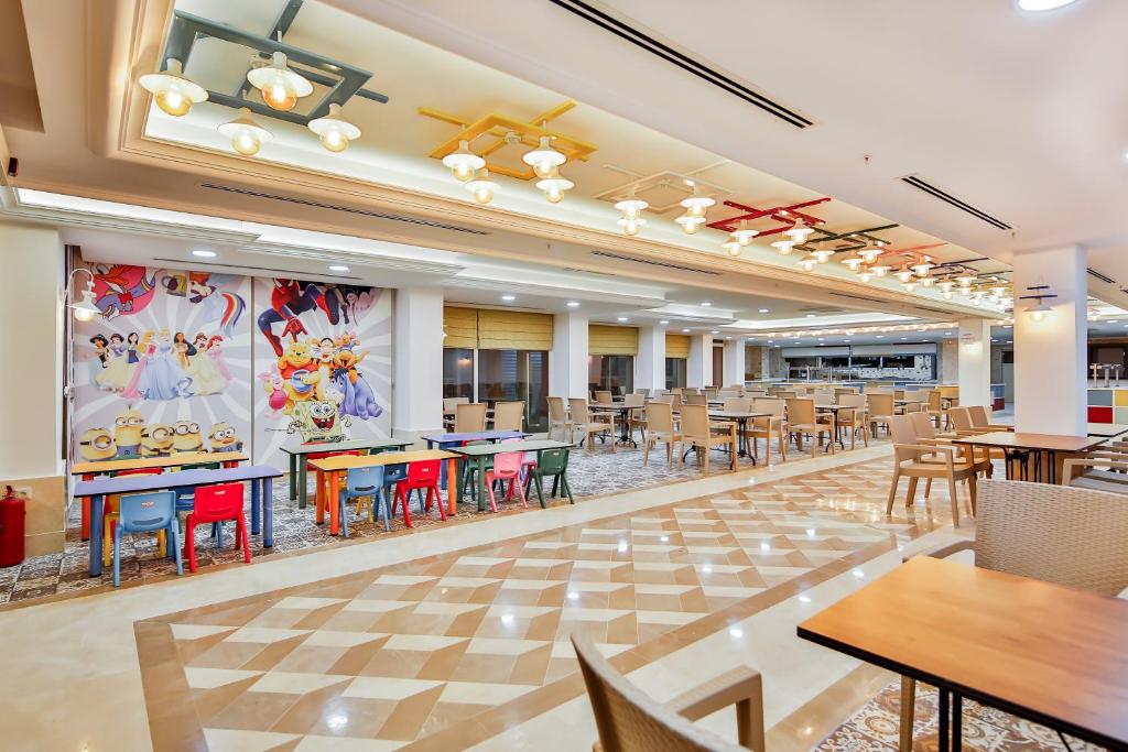 هتل کریستال کلاب ورلد آو کالرز - Crystal Club World of Colours