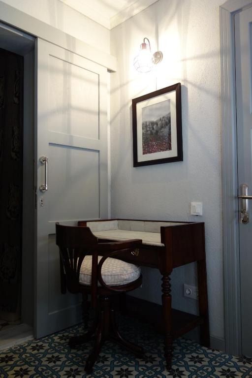 هتل Tilas - Rooms in 19th Century Wooden Townhouse,Kadikoy (Hotel), Istanbul (Turkey) Deals