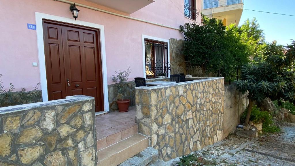 هتل آنتنتیک فلت آن د کَسل رُود ویت آ ویو Authentic Flat on the Castle Road with a View