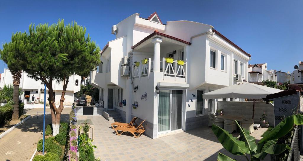 هتل ویلا بلو بای ده پول، نیر سی Villa Blue By The Pool, Near Sea