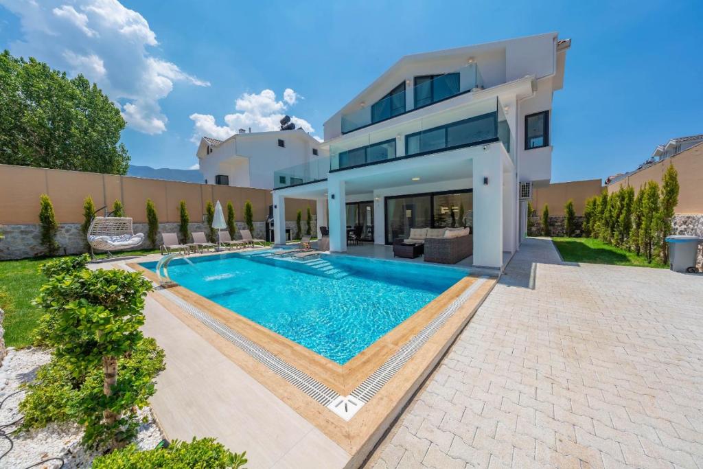 هتل لاکچری 4-بد ویلا ویت پرایوت پول اند جکوزی Luxury 4-Bed Villa with private pool and Jacuzzi
