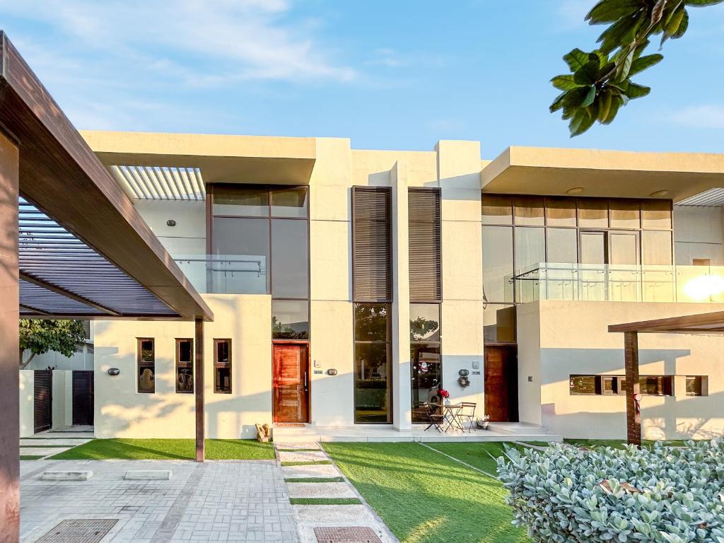 هتل گورجس 3بی‌آر تاونهاوس و پرایوت گاردن - Gorgeous 3BR Townhouse w/ Private Garden