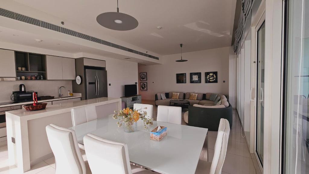 هتل فور بی آر آپت ویت دبی مارینا ویوز اند بیچ اکسس - 4BR Apt with Dubai Marina Vws & Beach Access