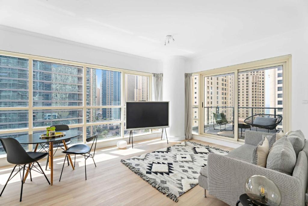 هتل شیک 1 بی دی آر وید آ سپراتد وورک اسپیس این مارینا - Chic 1BDR with a Separated Workspace in Marina