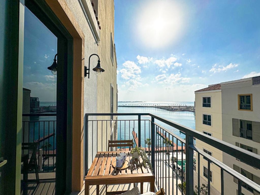 هتل های گستس - کاستال شیک لاکژریس ریتریت ات پورت د لا مر - HiGuests - Coastal Chic Luxurious Retreat at Port de la Mer