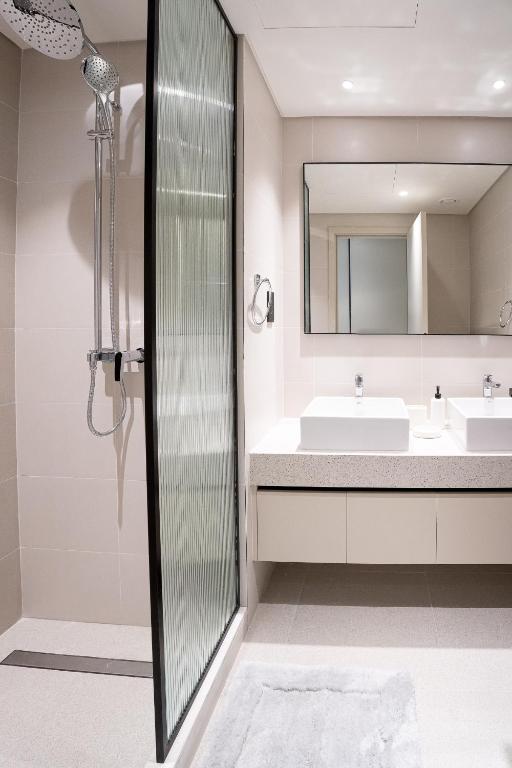 Veluxa - Luxe 2Bed with Private Beach