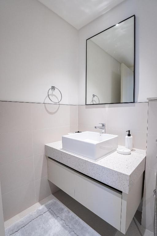 Veluxa - Luxe 2Bed with Private Beach