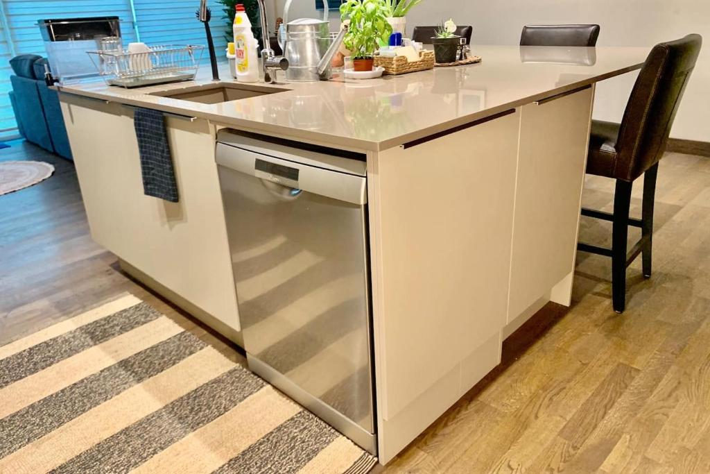 Renovated Balinese Inspired 2bed In The Greens