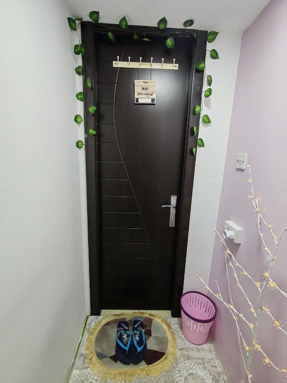 هتل زی هومز لفت روم در ال منخول بر دبی 5 دقیقه قابل پیاده روی از شاراف دی جی مترو - Zee Homes Loft Room in Al Mankhool Bur Dubai 5 min Walkable from Sharaf DG Metro