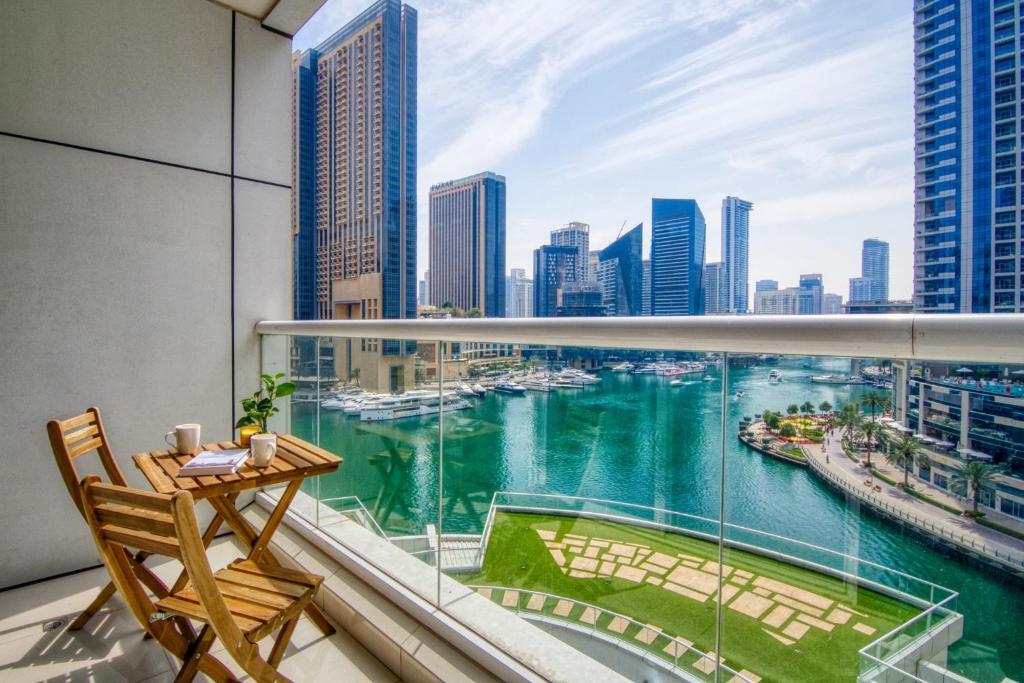 هتل لاویش 2 بی آر ویت چامینگ مارینا ویو - Lavish 2BR with Charming Marina View