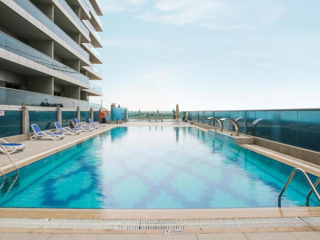 هتل چارمین استودیو اسکیپ وید آناوبستاکتد سیتی ویو - Charming Studio Escape With Unobstructed City View