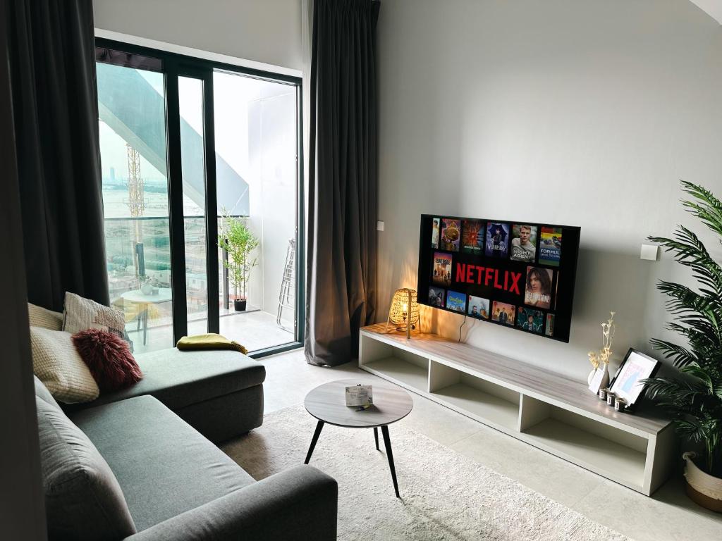 هتل استایلیش نیو آپارتمان بالکنی سانست ویوز اند پُول! - Stylish NEW apartment balcony sunset views & pool!