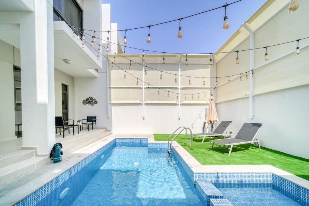 هتل دامک هیلز ال ال - استونینگ 4 بذرومز هاوس ویت پرایوت پل ات دبی لند Damac Hills ll - Stunning 4 bedrooms House with Private Pool at Dubai Land