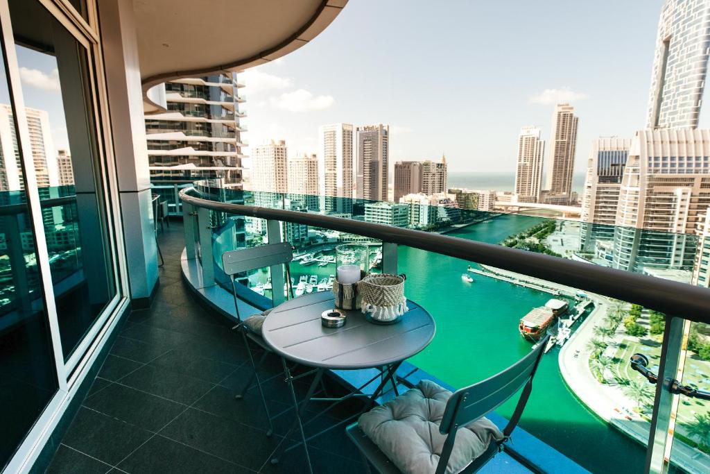 هتل استانینگ 2بی آر ویت کپتیوتینگ مارینا ویو - 17AB06 - Stunning 2BR with Captivating Marina View - 17AB06