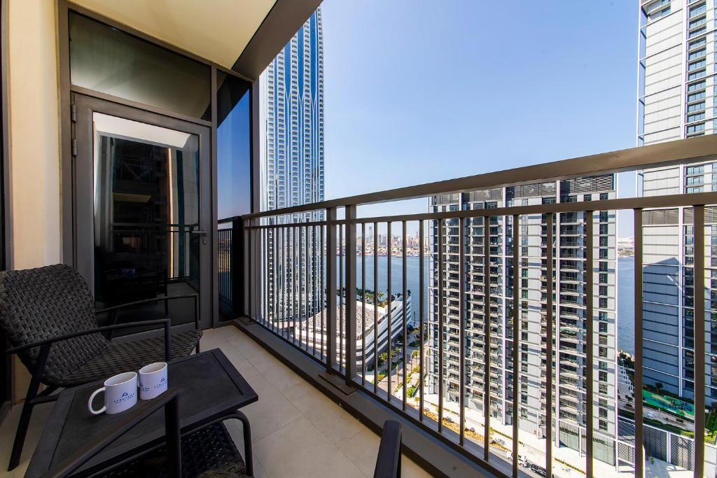 هتل اربن 2 بی آر وید هاربر ویوز ات کریک ریز تاویر - Urban 2BR with Harbour views at Creek Rise Tower