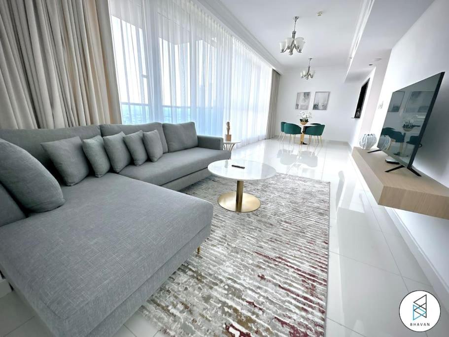 هتل آپارتمان این بیزنس بی مجستیک تاور ویت کانال اند پد ویو - Apartment in Business bay majestic tower with Canal and pad view