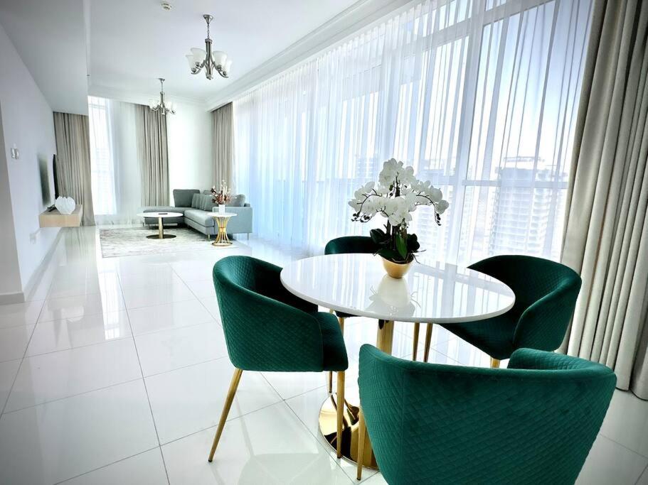 هتل تو بدرووم آپارتمنت این بیزنس بی وید کانال اند پد ویو - Two Bedroom Apartment in Business Bay with Canal and Pad View