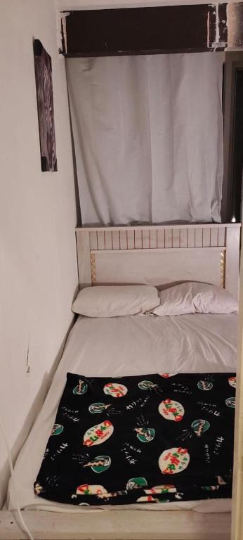 هتل کاپلز روم ویت ویندو اسمارت تی وی فریج Couples Room with Window smart TV Fridge