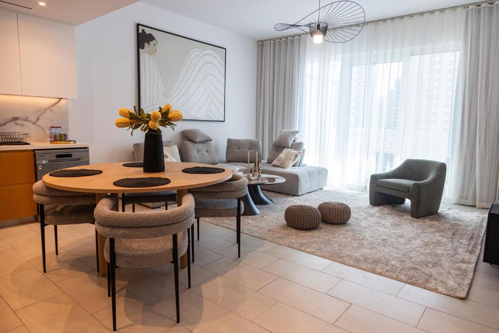 هتل شیک 1 بی آر اوآسیس ویت استنینگ ویوز این لا وی، جی بی آر - 33 ای بی 03 - Chic 1BR Oasis with Stunning Views in La Vie, JBR - 33AB03