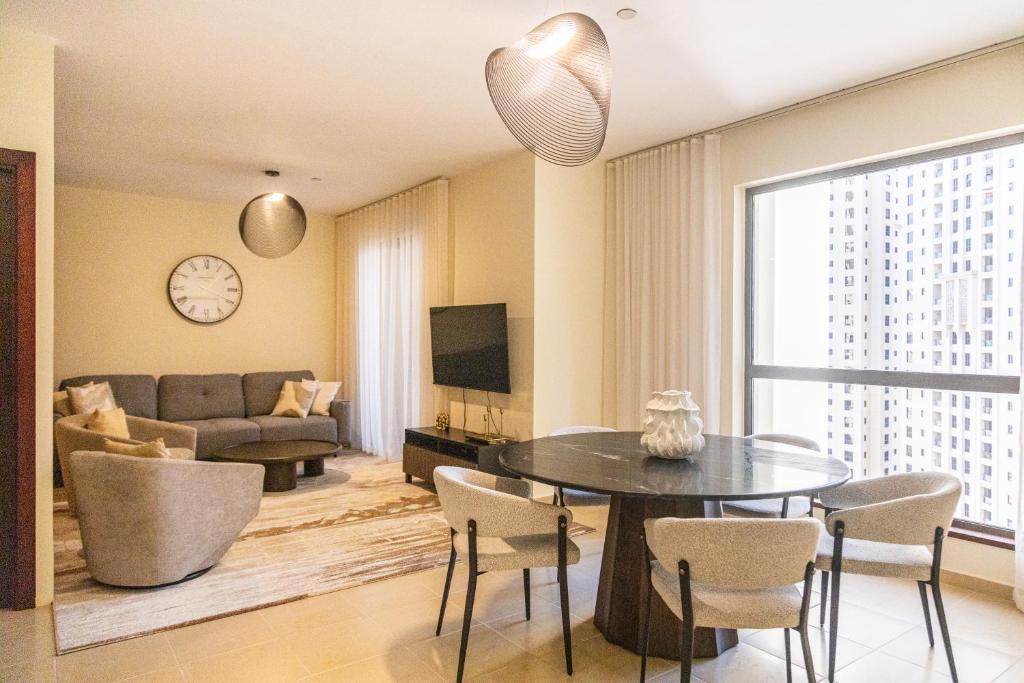 هتل مدرن 2BR اوسیس ویت برتکینگ ویوز این جی بی آر - 12AB10 - Modern 2BR Oasis with Breathtaking Views in JBR - 12AB10