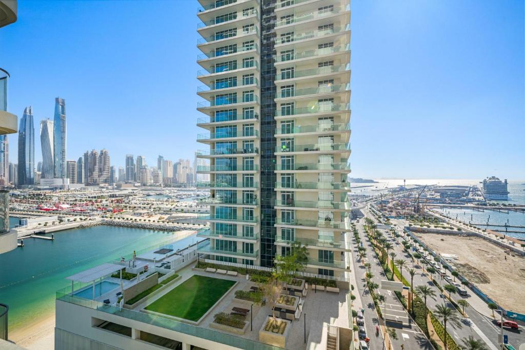 هتل سیلک هاوس بیچ وایبز این لاکچری تاور وید پرایوت بیچ - Silkhaus Beach Vibes in Luxury Tower with Private Beach