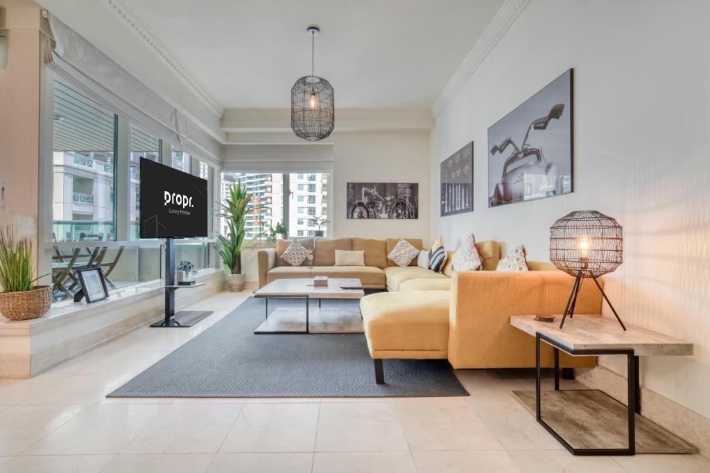 هتل لاکزوریوس 2-بی‌آر آپارتمان ویت استادی روم - دبی مارینا - Luxurious 2-BR Apartment with Study Room - Dubai Marina