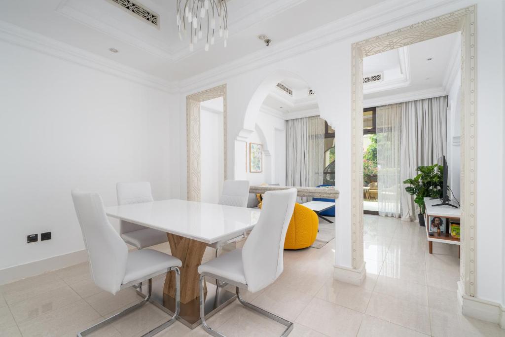 هتل آل اچ ویکئی - رر گاردن هوم این تاجر سوک آل بهار - ALH Vacay - Rare Garden Home in Tajer Souk Al Bahar