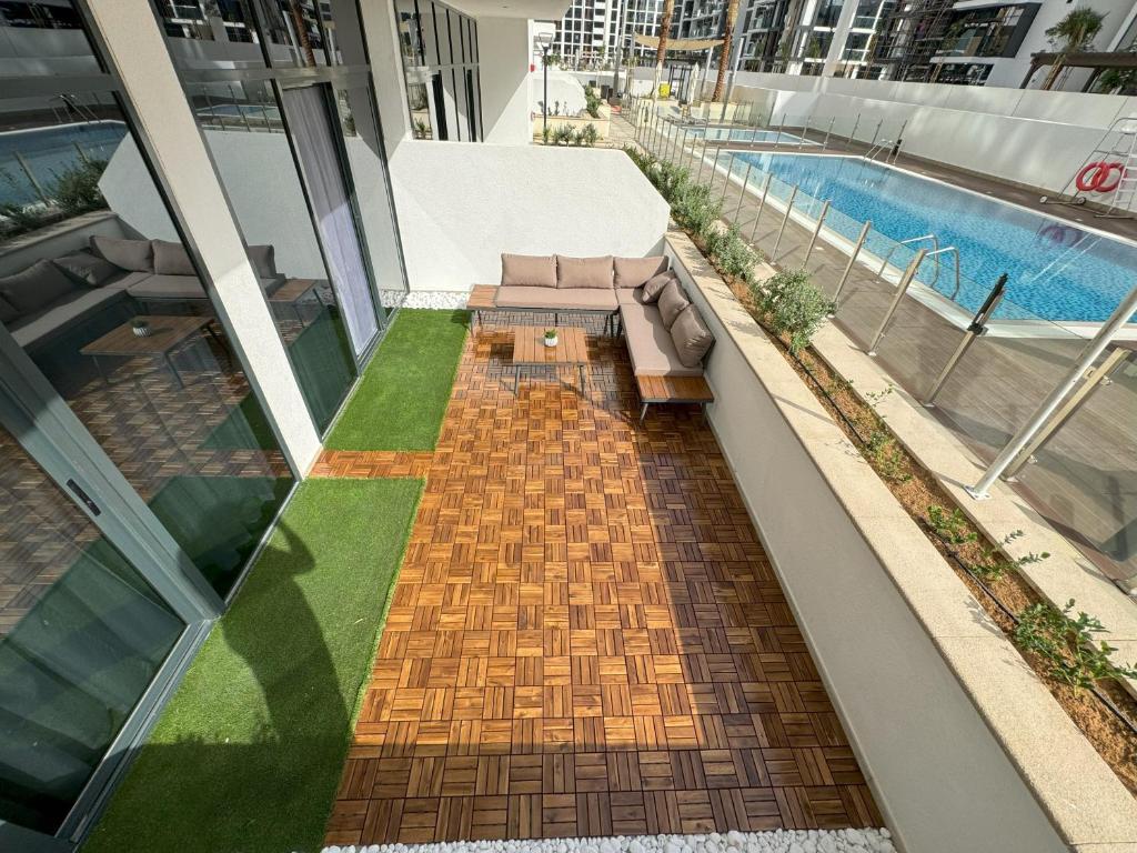 هتل لاگزوریس استیز - الیوییت یور استی ات آزیریا 26 - Luxurious Stays - Elevate Your Stay at Azizi Riviera 26