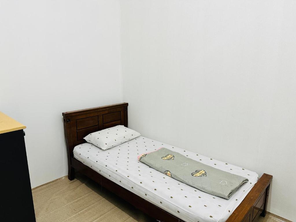 هتل روم فور سینگل پرسن وید شیرینگ واشروم Room for single person with sharing washroom