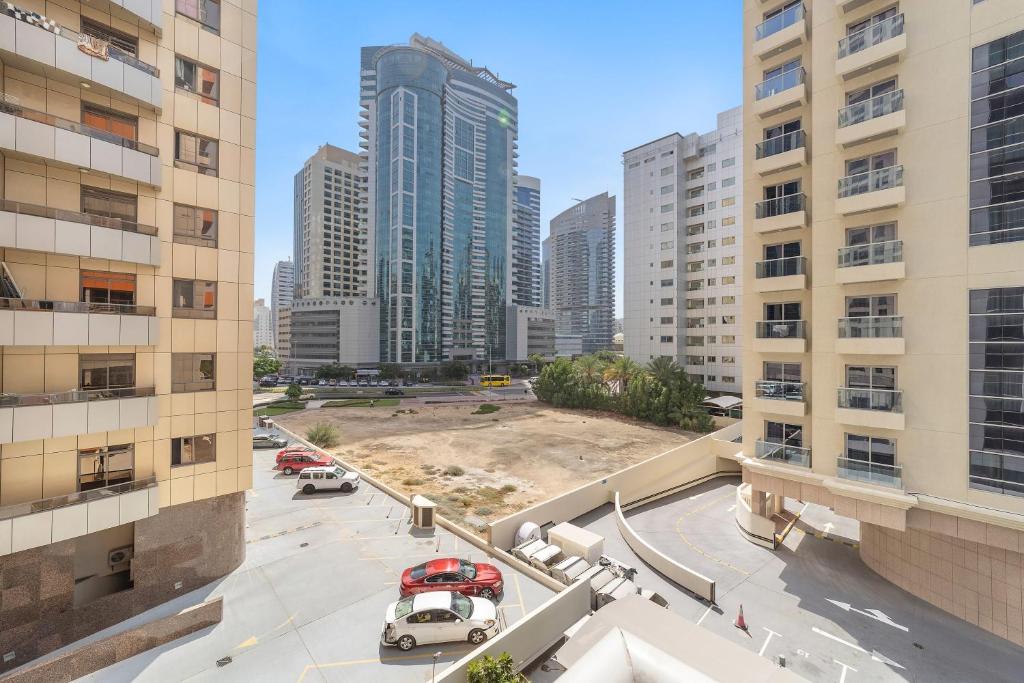 هتل سیلک هاوس کامفورتبل 1 بی دی آر ویز مترو نیربای - Silkhaus Comfortable 1 BDR with Metro nearby