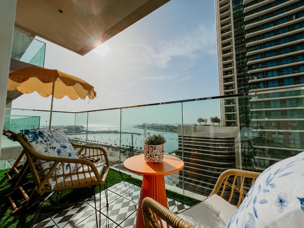 هتل بیچفرانت بلیس: چیک 1 بی آر ریتریت بای د سی - Beachfront Bliss: Chic 1 BR Retreat by the Sea