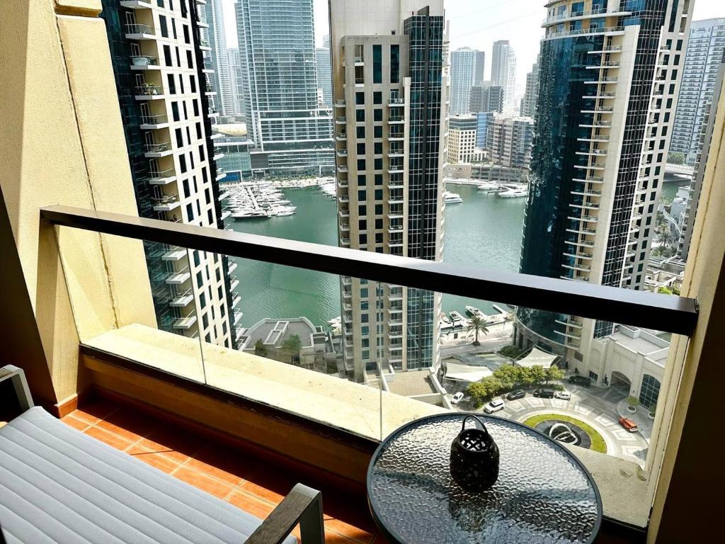 هتل سانکست هالیدی هومز استانیگ مارینا ویو 4 بی آر پلاس مید روم آن جی بی آر بیچ نیر مال - Sunkissed holiday homes Stunning marina view 4BR plus maid room on JBR beach near mall