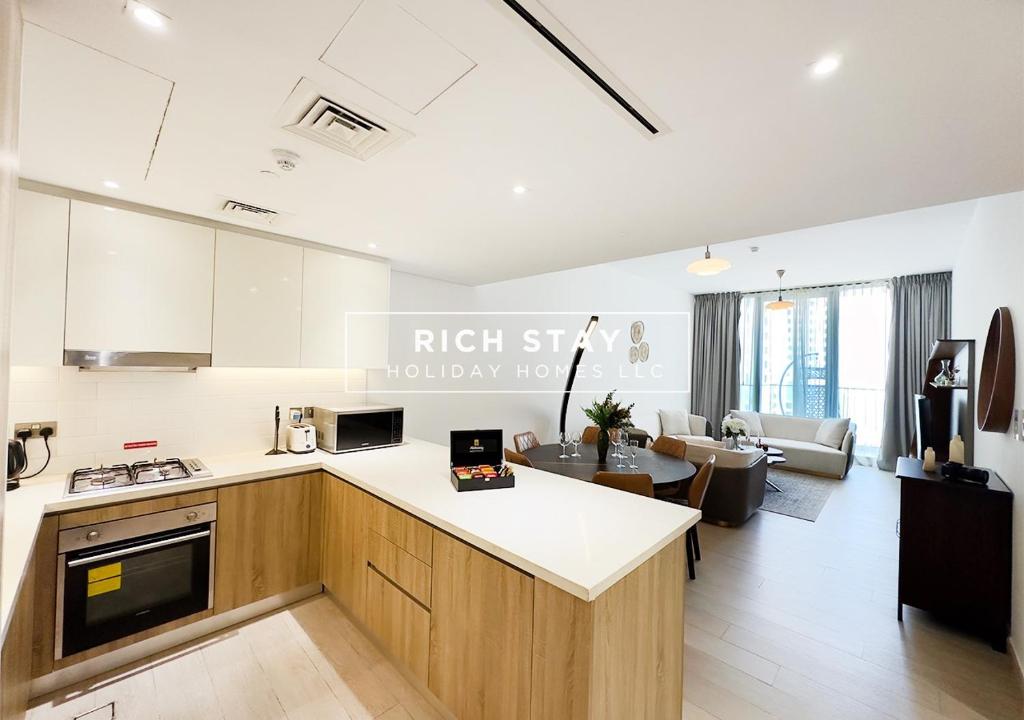 هتل الورینگ 2 بی آر ات لیو ریزیدنسز این دبی مارینا بای ریچ استی - Alluring 2BR at LIV Residences in Dubai Marina by Rich Stay