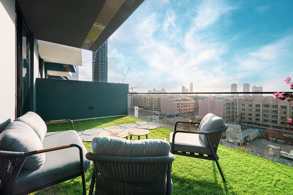 هتل اسپیشس بالکونی، کینگ بد، پول ات جی وی سی دبی - Spacious Balcony, King Bed, Pool at JVC Dubai