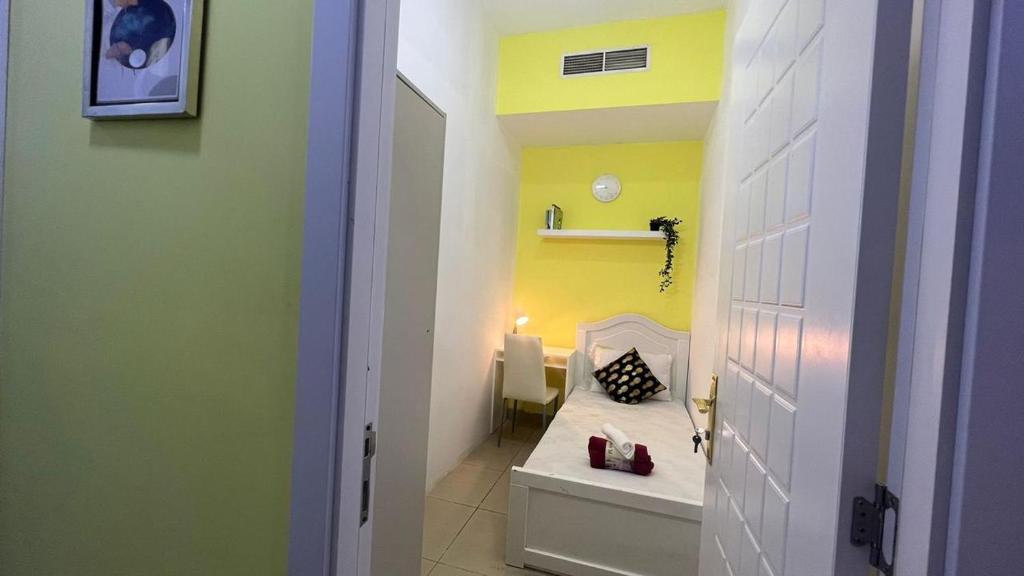 هتل بلومینگ پارتیشن روم این تکوم نیر اینترنت سیتی مترو Blooming Partition Room in Tecom Near Internet City Metro