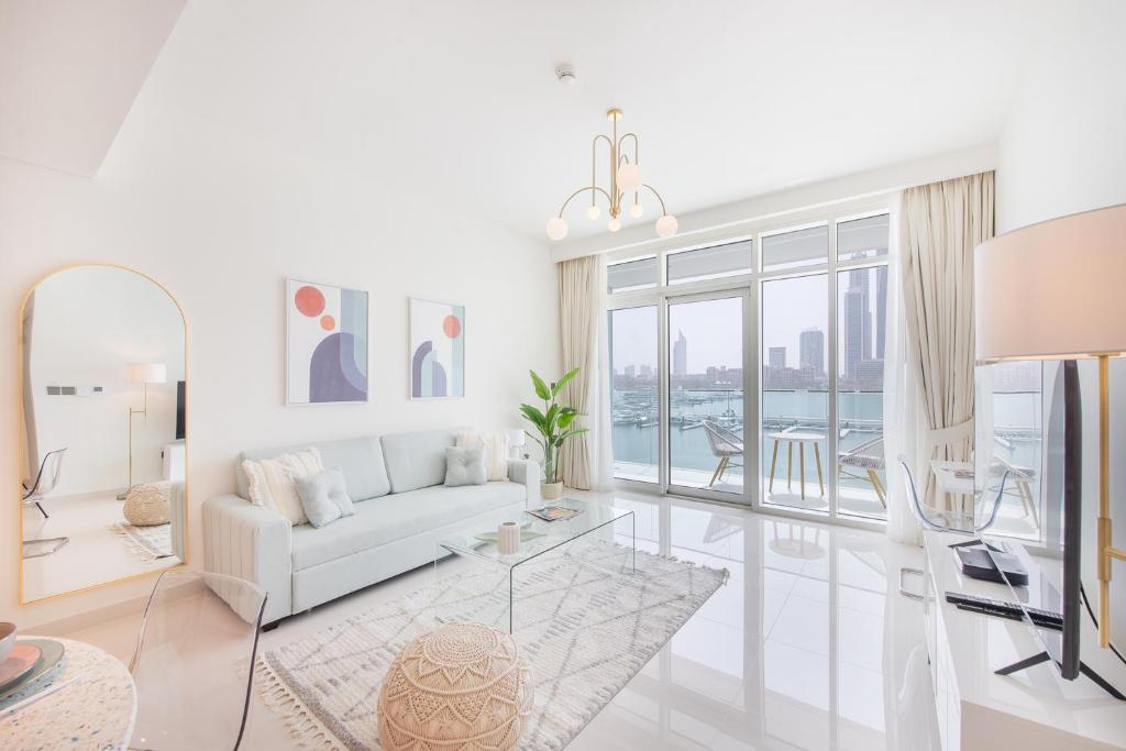 هتل لاکچری بیچ هاوس ویت مزیرزینگ اسکای لاین ویو - Luxury beach house with mesmerizing skyline view