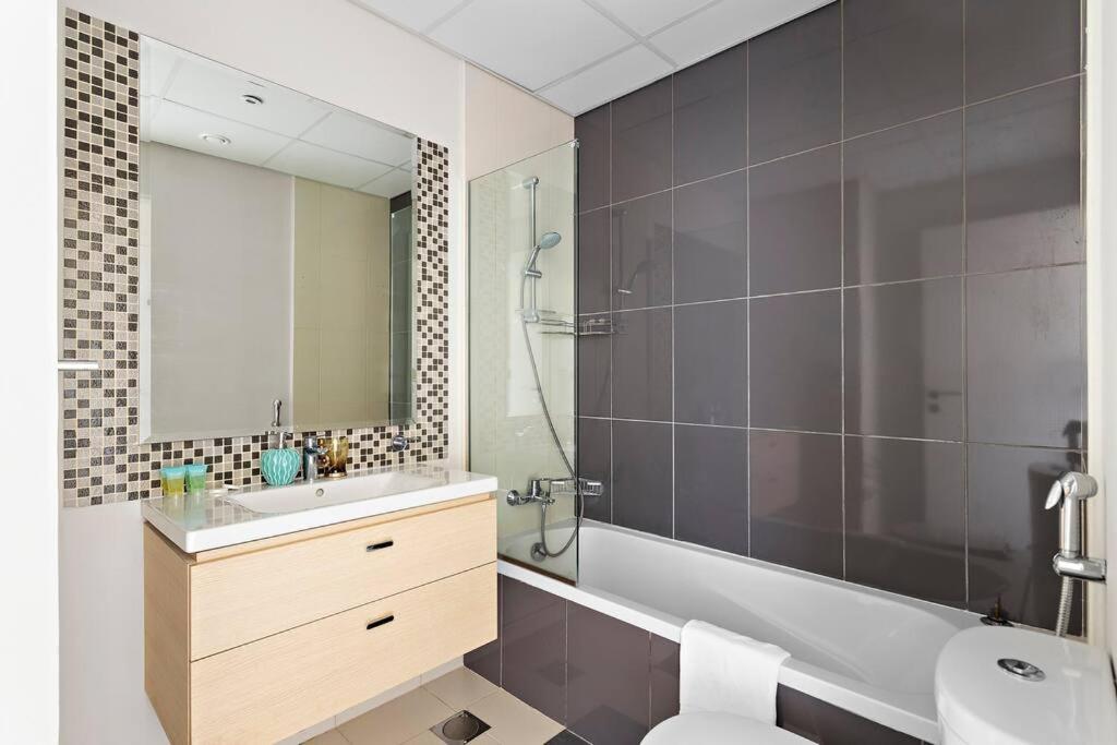 هتل اگلنت 3 بی آر ویلا داماک هیلز 2 - Elegant 3 BR Villa Damac Hills 2