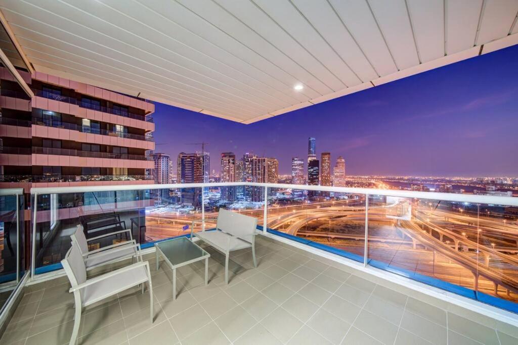 هتل سامر بریز! ریلکس این 2 بد فلت این دبی مارینا - Summer Breeze! Relax in 2 Bed Flat in Dubai Marina