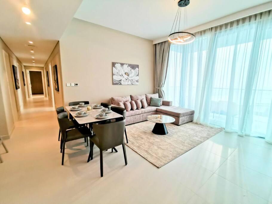 هتل ۵۴۰۱ مدرن آپارتمان وید برجرخلیفه ویو پلاس مید - 5401 Modern Apartment with Burjkhalifa view + maid