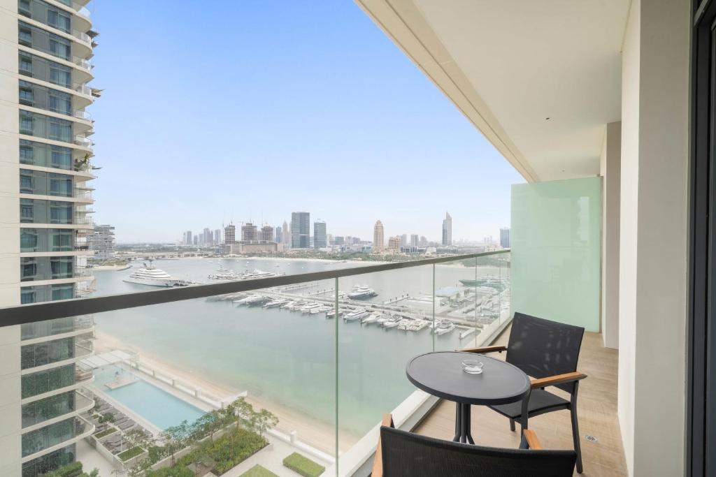 هتل سیلک هاوس تاور ویت پرایوت بیچ اند اسکای لاین ویوز - Silkhaus Tower with Private Beach and Skyline Views